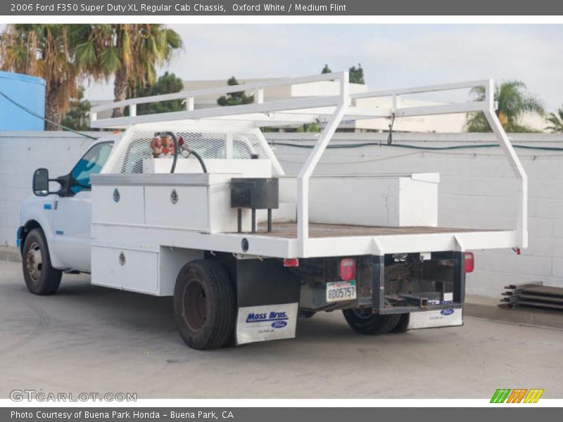 Oxford White / Medium Flint 2006 Ford F350 Super Duty XL Regular Cab Chassis