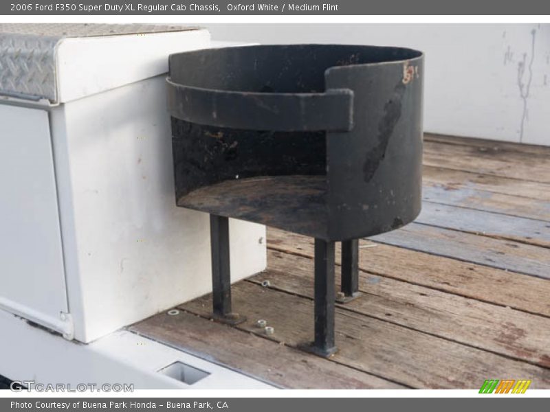 Oxford White / Medium Flint 2006 Ford F350 Super Duty XL Regular Cab Chassis