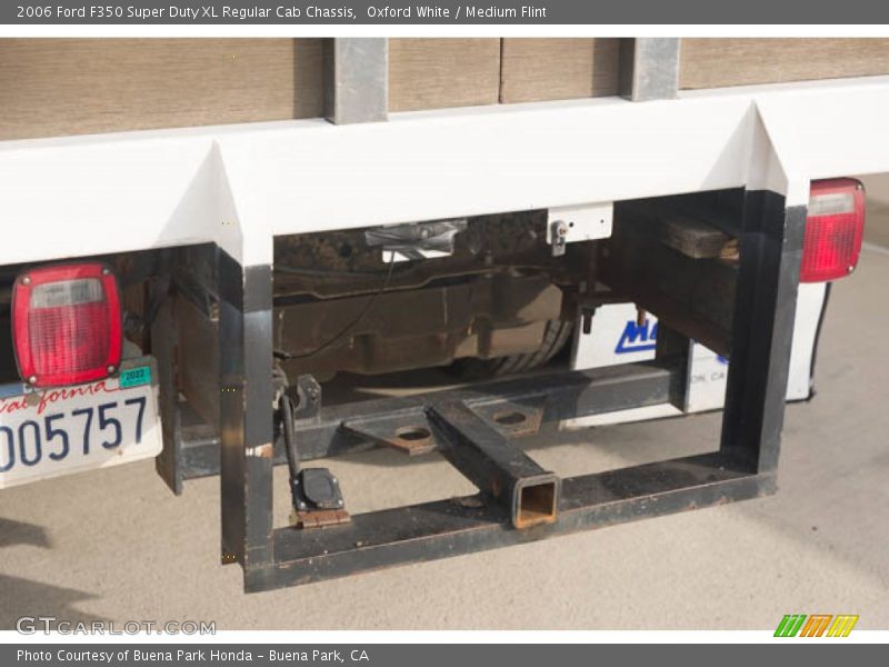 Oxford White / Medium Flint 2006 Ford F350 Super Duty XL Regular Cab Chassis