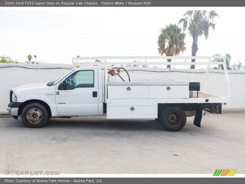 Oxford White / Medium Flint 2006 Ford F350 Super Duty XL Regular Cab Chassis