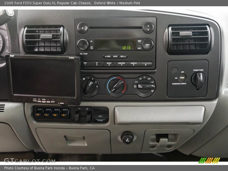 Oxford White / Medium Flint 2006 Ford F350 Super Duty XL Regular Cab Chassis