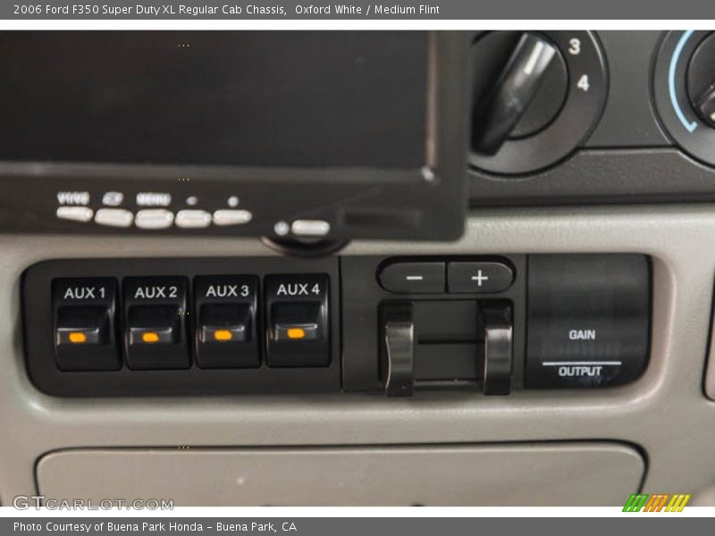 Oxford White / Medium Flint 2006 Ford F350 Super Duty XL Regular Cab Chassis
