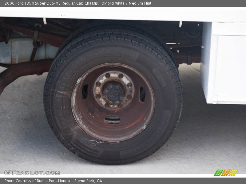 Oxford White / Medium Flint 2006 Ford F350 Super Duty XL Regular Cab Chassis