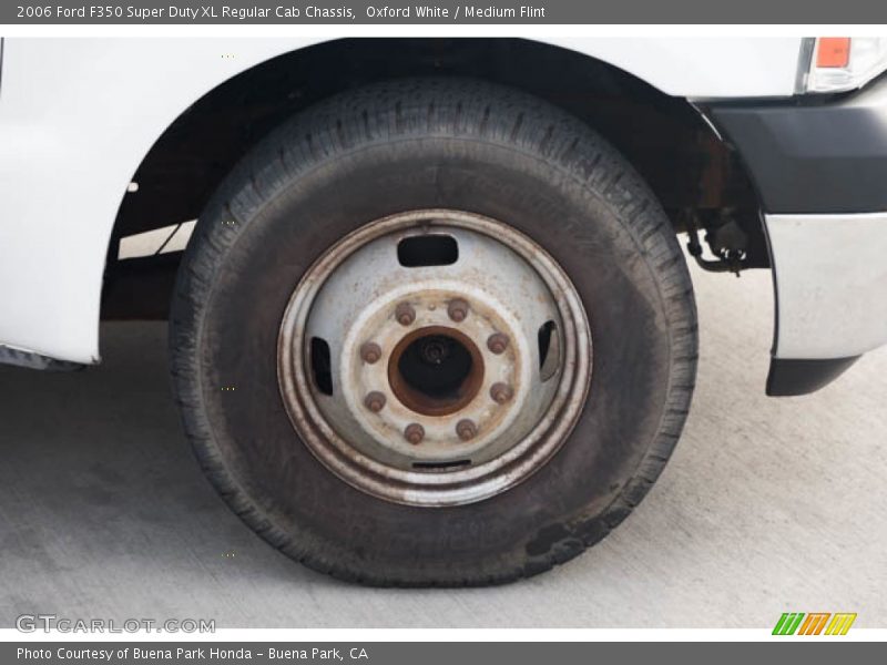 Oxford White / Medium Flint 2006 Ford F350 Super Duty XL Regular Cab Chassis