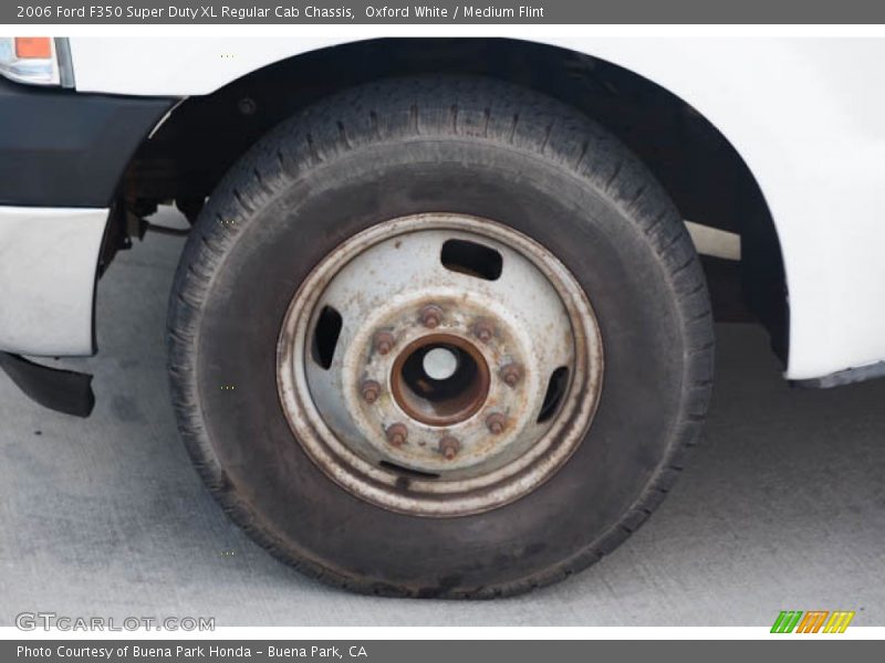 Oxford White / Medium Flint 2006 Ford F350 Super Duty XL Regular Cab Chassis