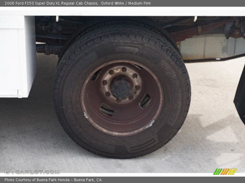 Oxford White / Medium Flint 2006 Ford F350 Super Duty XL Regular Cab Chassis