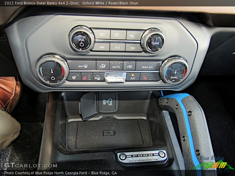 Oxford White / Roast/Black Onyx 2022 Ford Bronco Outer Banks 4x4 2-Door
