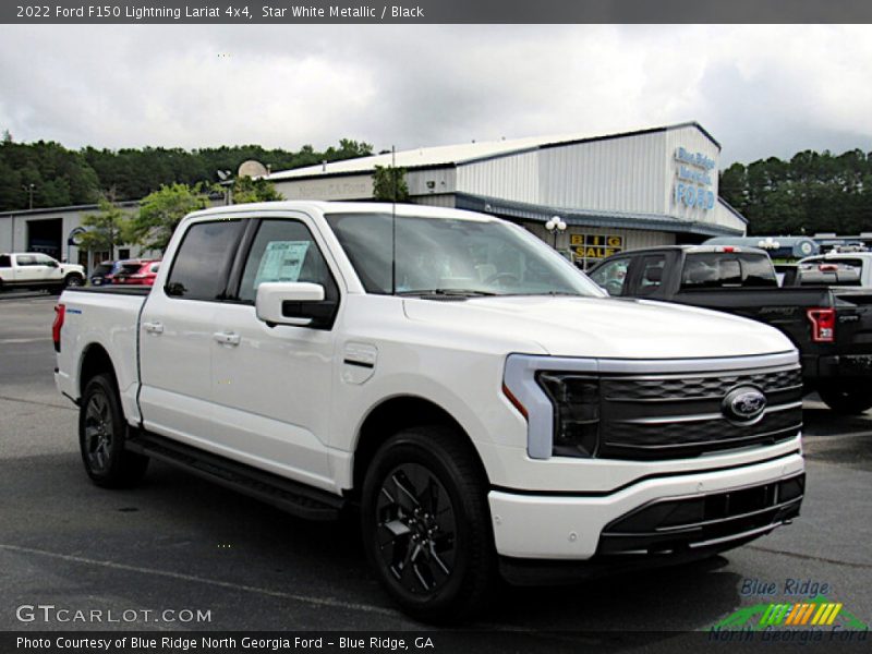 Front 3/4 View of 2022 F150 Lightning Lariat 4x4