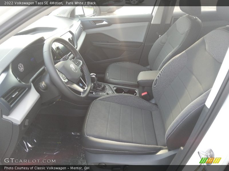 Pure White / Black 2022 Volkswagen Taos SE 4Motion