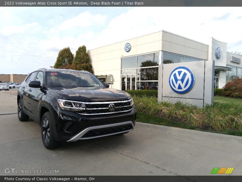 Deep Black Pearl / Titan Black 2023 Volkswagen Atlas Cross Sport SE 4Motion