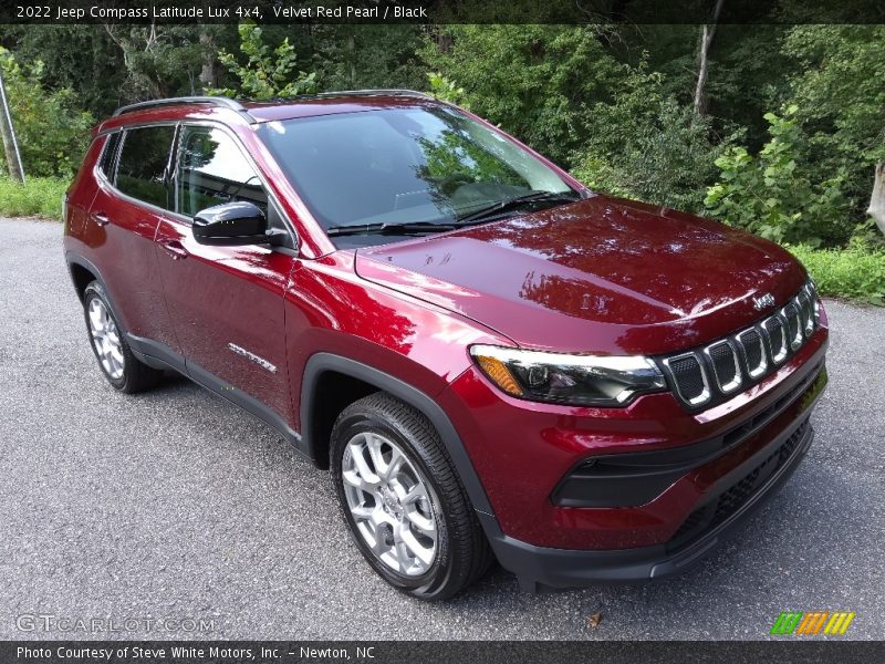 Front 3/4 View of 2022 Compass Latitude Lux 4x4