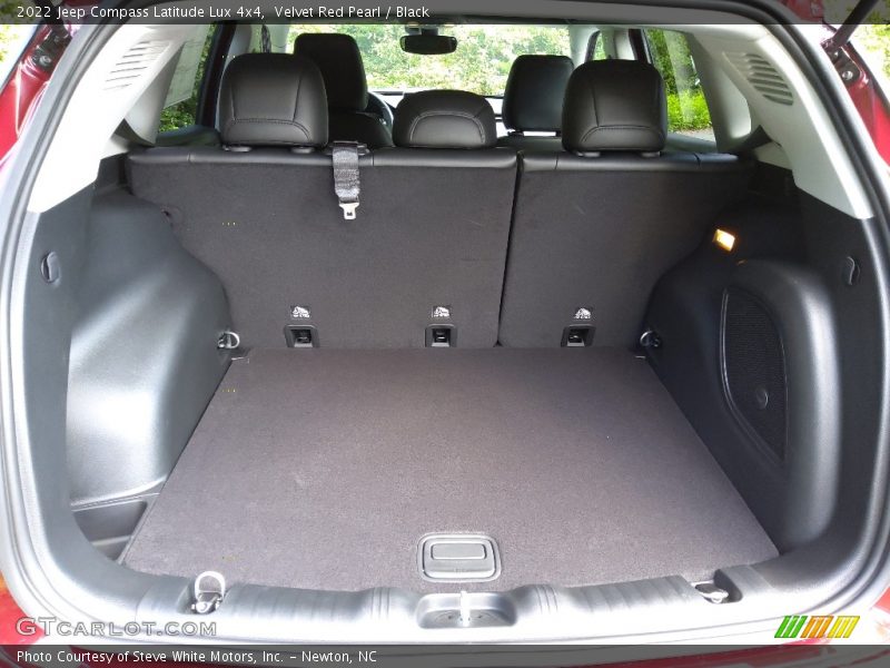  2022 Compass Latitude Lux 4x4 Trunk