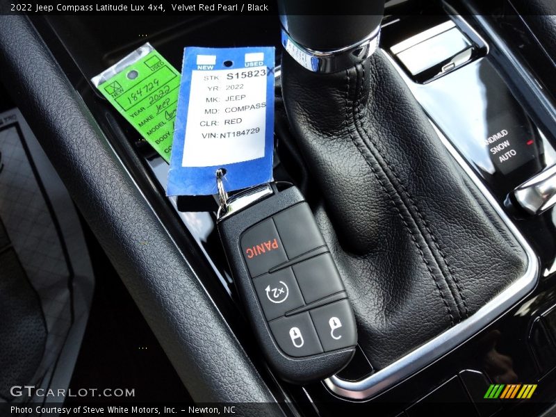 Keys of 2022 Compass Latitude Lux 4x4