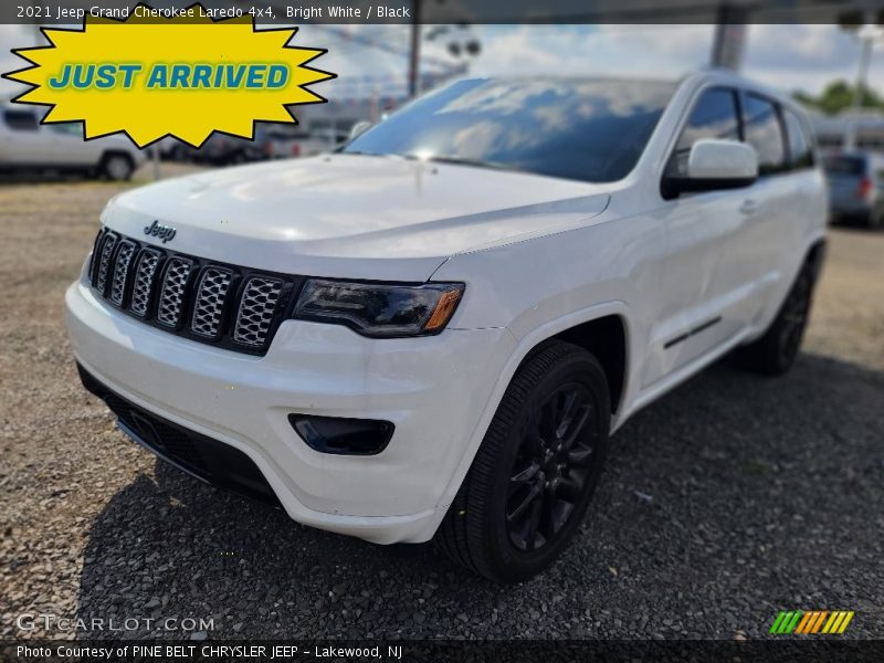 Bright White / Black 2021 Jeep Grand Cherokee Laredo 4x4