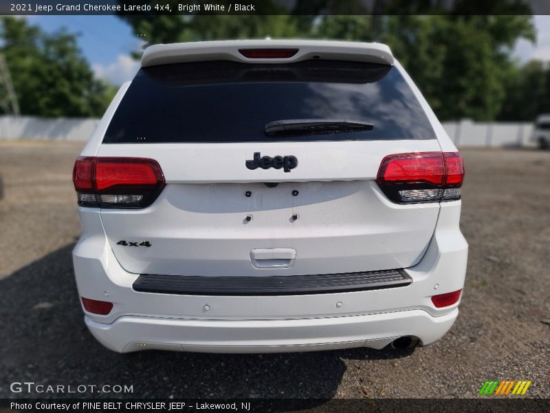 Bright White / Black 2021 Jeep Grand Cherokee Laredo 4x4