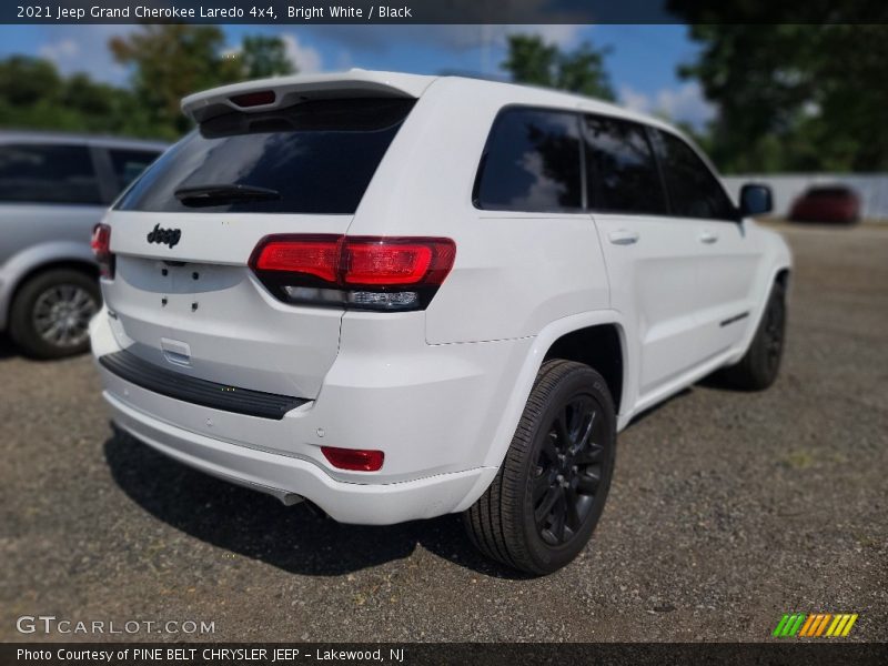 Bright White / Black 2021 Jeep Grand Cherokee Laredo 4x4