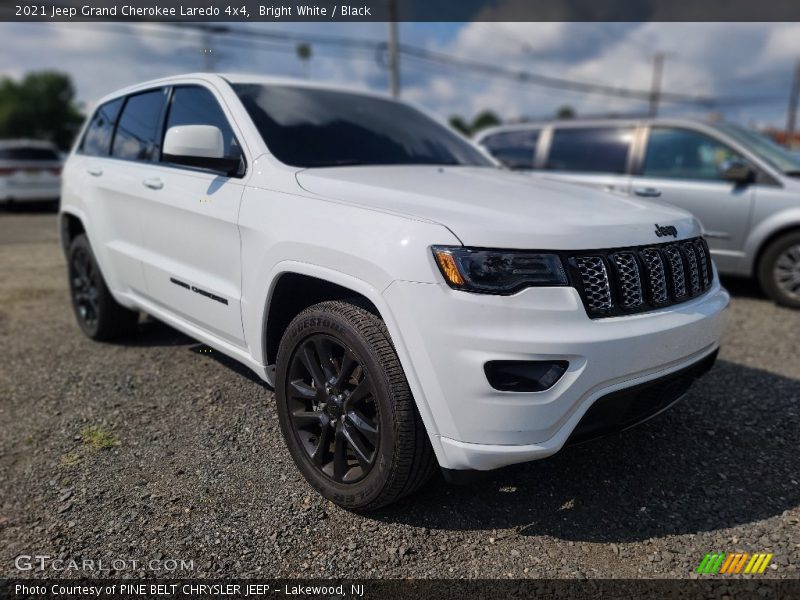 Bright White / Black 2021 Jeep Grand Cherokee Laredo 4x4