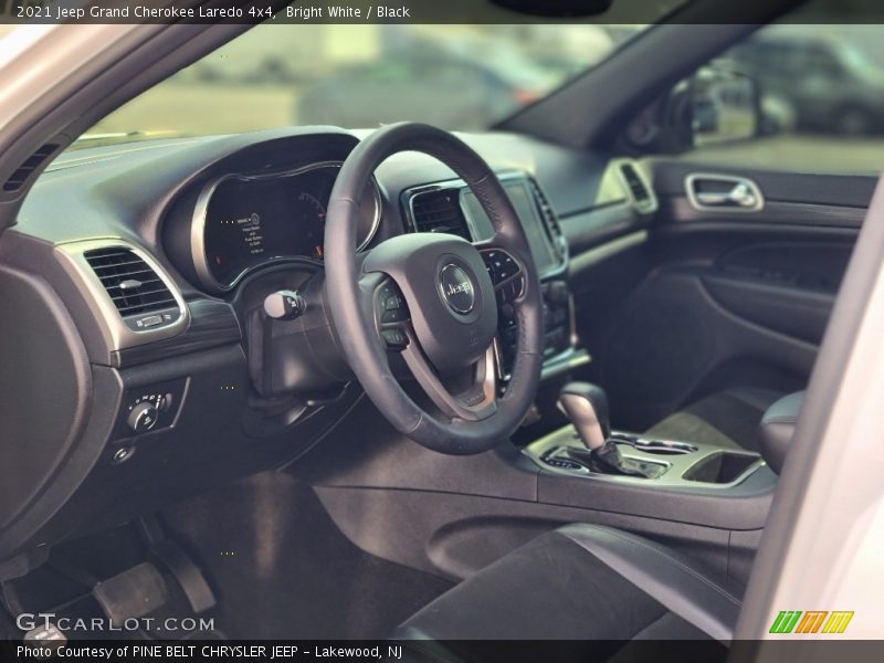 Bright White / Black 2021 Jeep Grand Cherokee Laredo 4x4