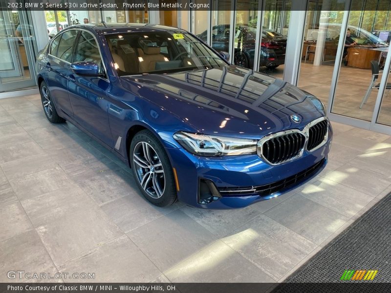 Front 3/4 View of 2023 5 Series 530i xDrive Sedan