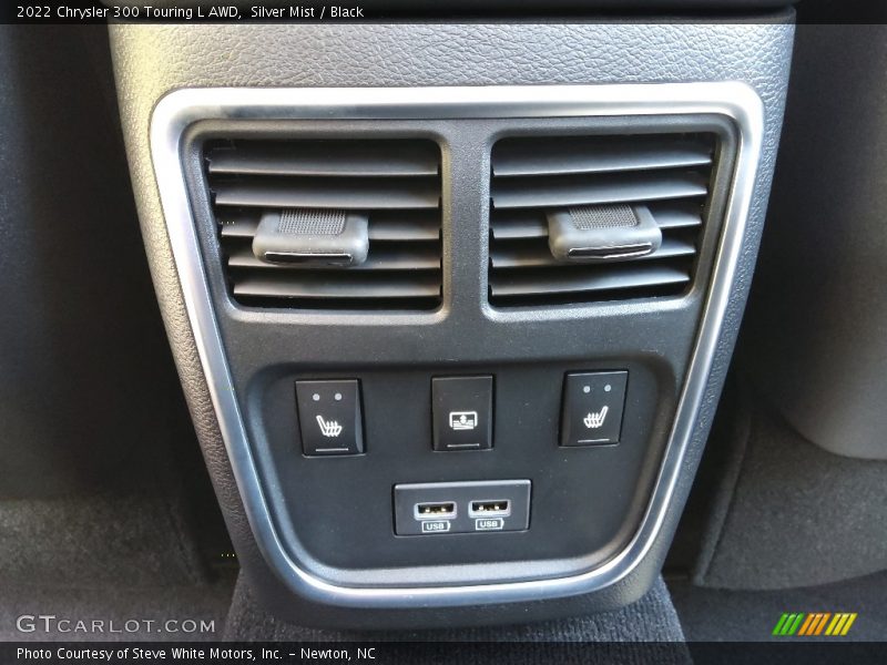 Controls of 2022 300 Touring L AWD