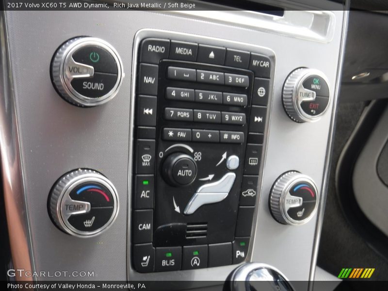 Controls of 2017 XC60 T5 AWD Dynamic