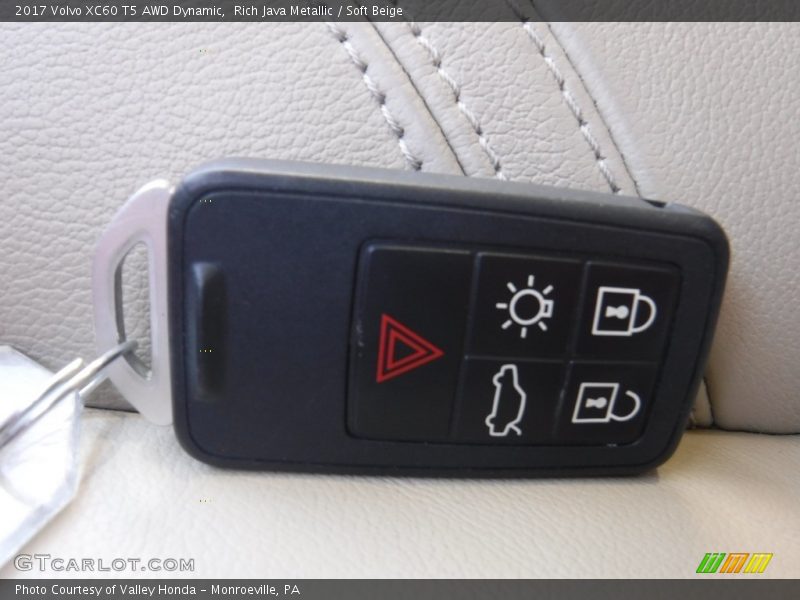 Keys of 2017 XC60 T5 AWD Dynamic