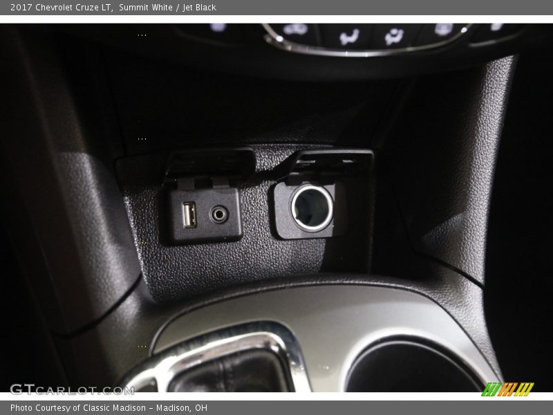 Summit White / Jet Black 2017 Chevrolet Cruze LT