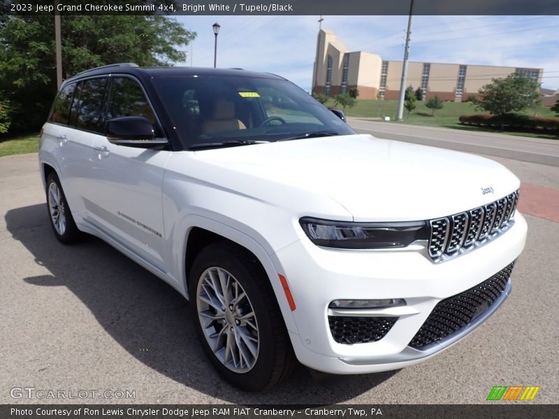 Front 3/4 View of 2023 Grand Cherokee Summit 4x4