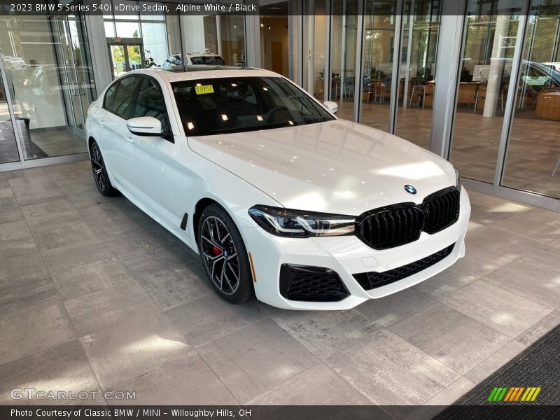 Front 3/4 View of 2023 5 Series 540i xDrive Sedan