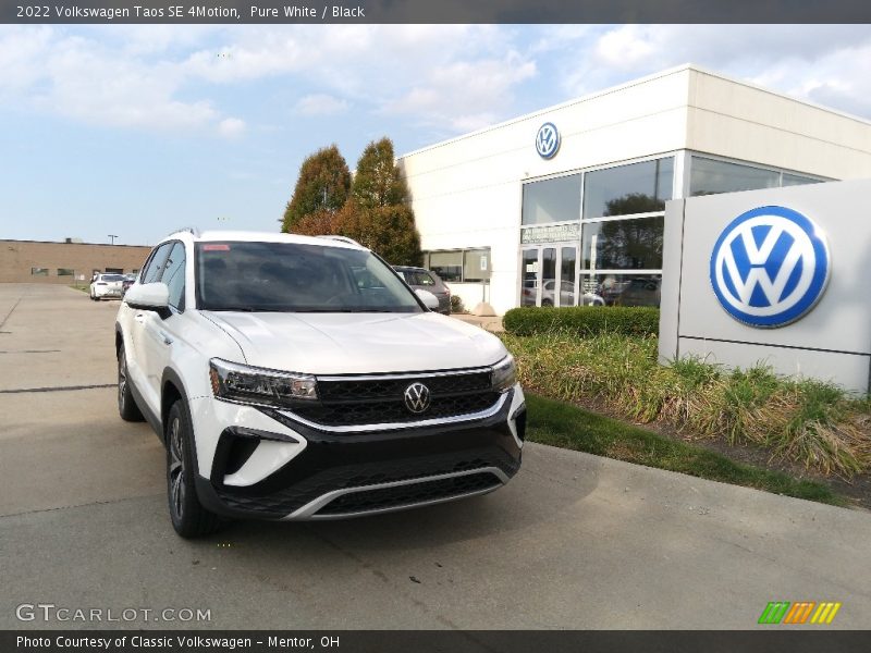 Pure White / Black 2022 Volkswagen Taos SE 4Motion
