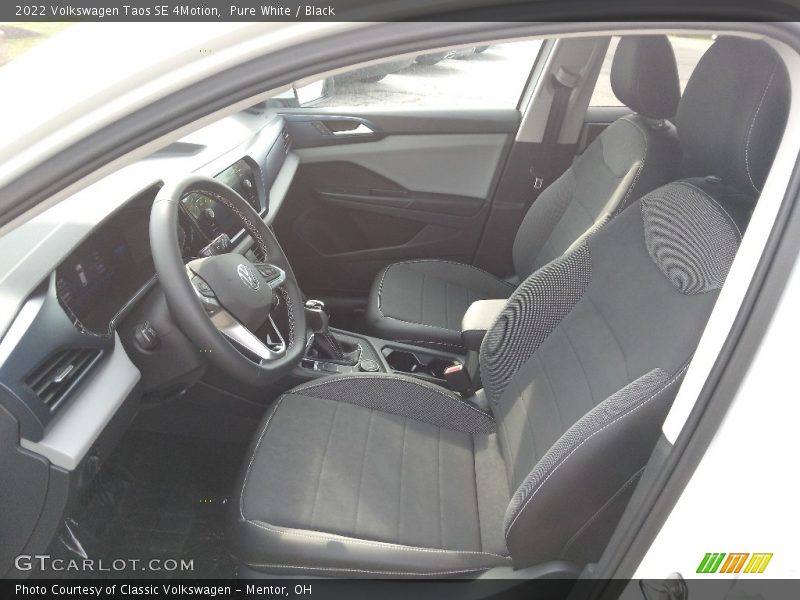 Pure White / Black 2022 Volkswagen Taos SE 4Motion
