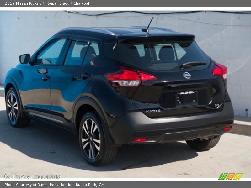 Super Black / Charcoal 2019 Nissan Kicks SR