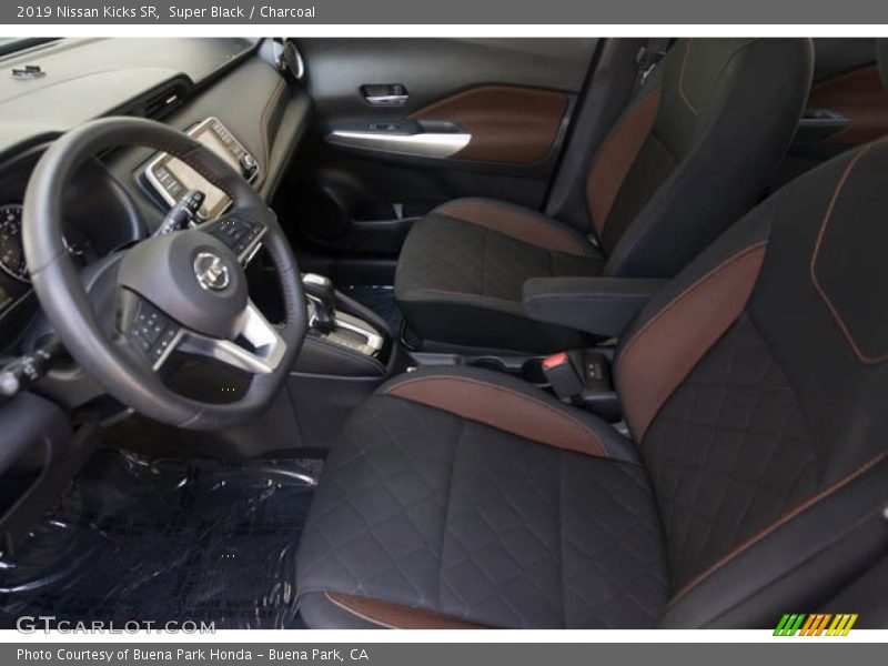 Super Black / Charcoal 2019 Nissan Kicks SR