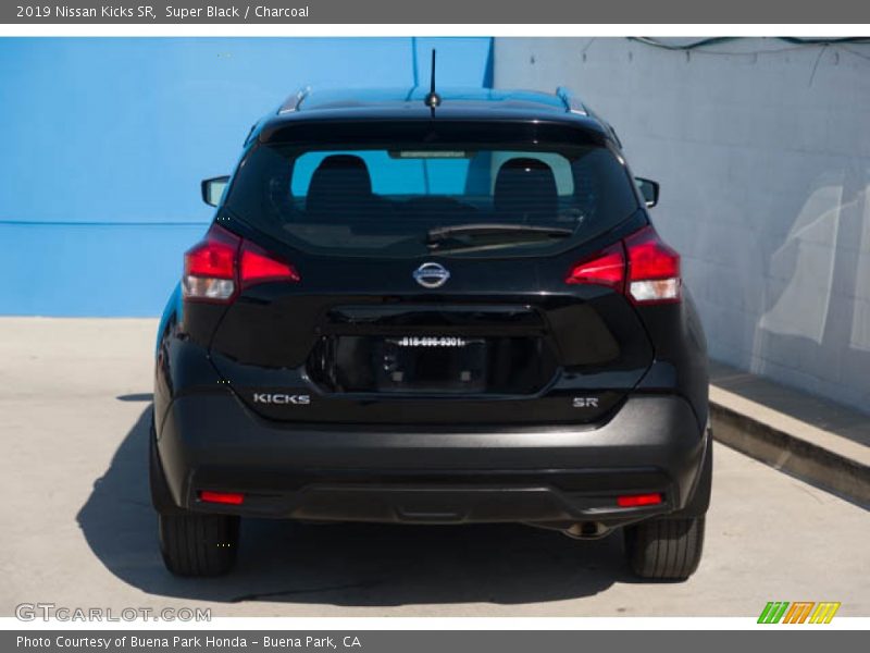 Super Black / Charcoal 2019 Nissan Kicks SR