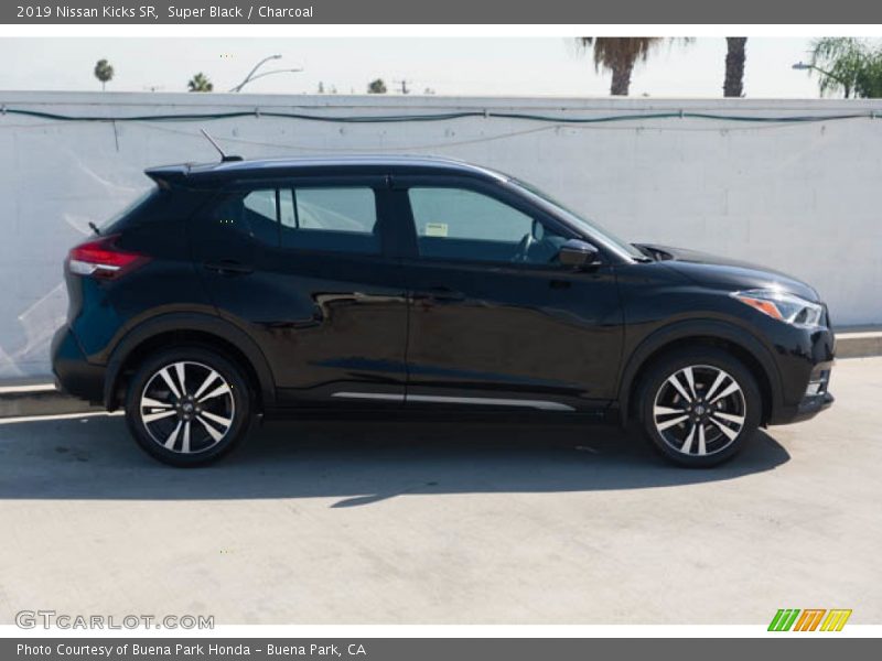 Super Black / Charcoal 2019 Nissan Kicks SR