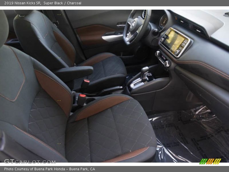 Super Black / Charcoal 2019 Nissan Kicks SR