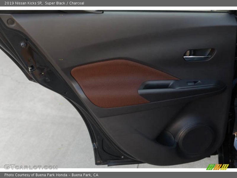 Super Black / Charcoal 2019 Nissan Kicks SR