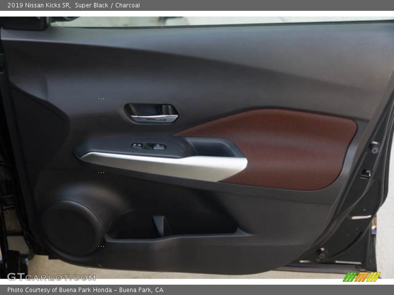 Super Black / Charcoal 2019 Nissan Kicks SR