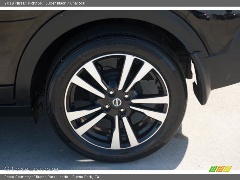 Super Black / Charcoal 2019 Nissan Kicks SR