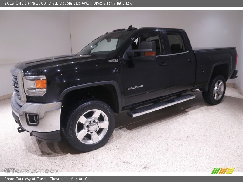 Front 3/4 View of 2019 Sierra 2500HD SLE Double Cab 4WD