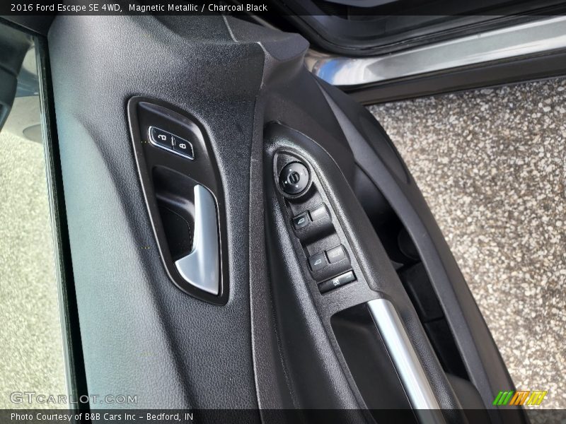 Magnetic Metallic / Charcoal Black 2016 Ford Escape SE 4WD