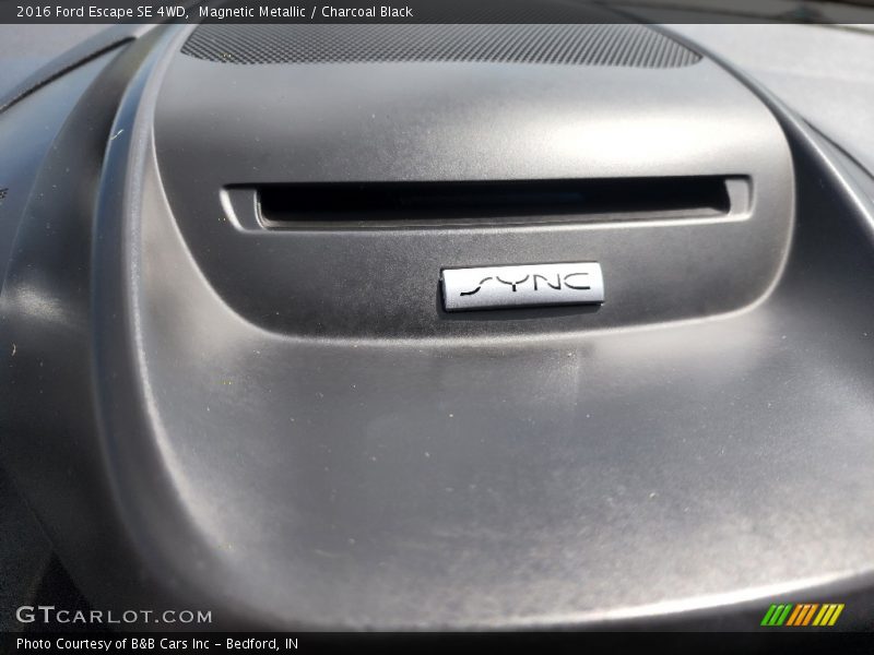 Magnetic Metallic / Charcoal Black 2016 Ford Escape SE 4WD
