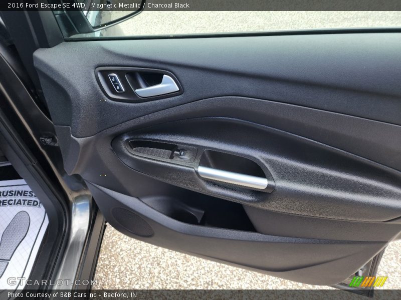 Magnetic Metallic / Charcoal Black 2016 Ford Escape SE 4WD