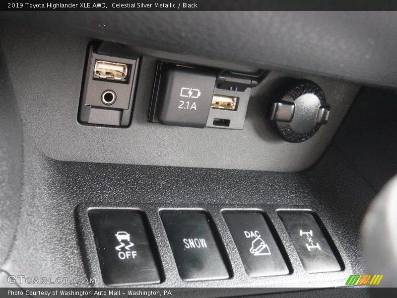 Celestial Silver Metallic / Black 2019 Toyota Highlander XLE AWD