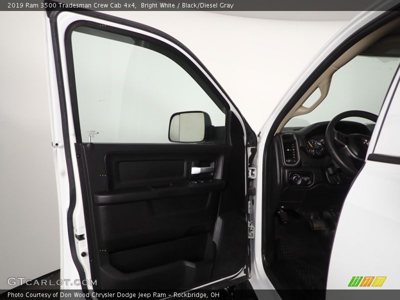 Bright White / Black/Diesel Gray 2019 Ram 3500 Tradesman Crew Cab 4x4