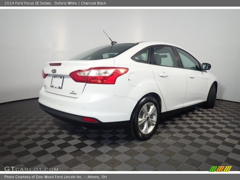 Oxford White / Charcoal Black 2014 Ford Focus SE Sedan