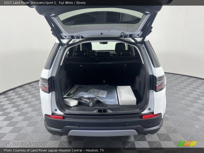 Fuji White / Ebony 2023 Land Rover Discovery Sport S