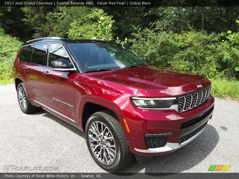 Front 3/4 View of 2023 Grand Cherokee L Summit Reserve 4WD
