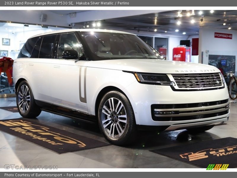 Front 3/4 View of 2023 Range Rover P530 SE