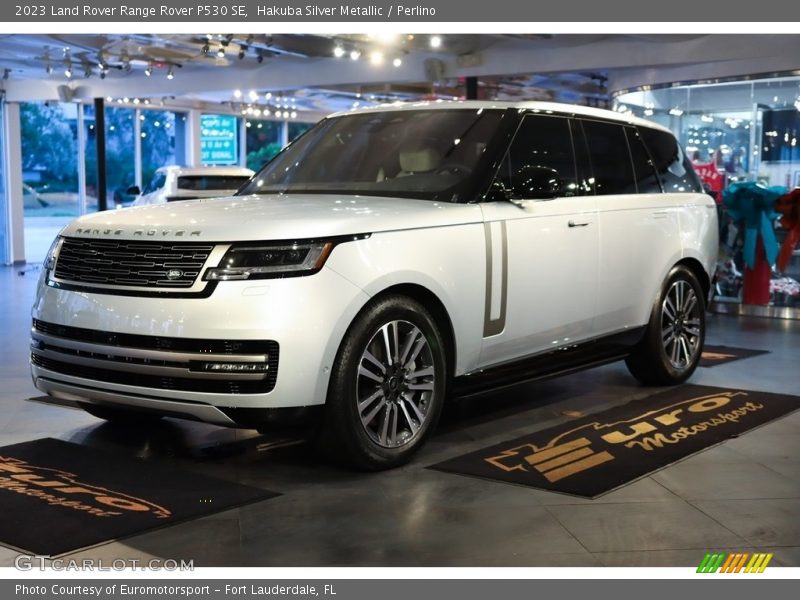 Front 3/4 View of 2023 Range Rover P530 SE